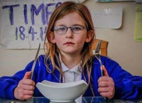 Девочка из стали: В Англии живет единственный человек в мире, который никогда не хочет есть, спать и плакать от боли