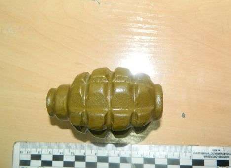 По киевскому вокзалу ходил мужчина с гранатой в руках (ФОТО)