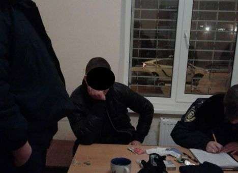 Полицейский, вынося мусор, арестовал вора