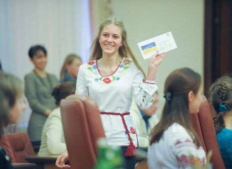 Как выглядят первые обладатели новых паспортов Украины (ФОТО)
