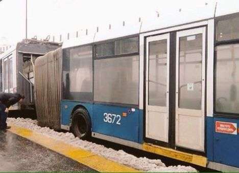 Московский троллейбус разорвало пополам прямо на дороге (ФОТО)