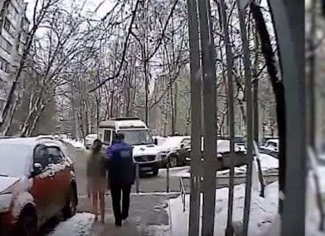 Девушка, выпрыгнув с шестого этажа с младенцем на руках, встала и пошла к «скорой» (ВИДЕО)