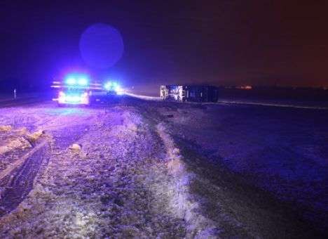 Опубликованы первые кадры перевернувшегося автобуса «Рига - Санкт-Петербург» (ФОТО)