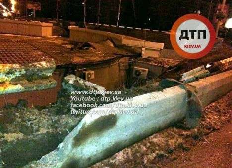 В Киеве ночью на крышу киоска прилетело авто (ФОТО)