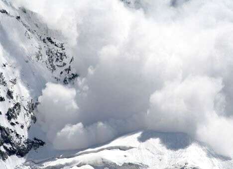 В Канаде пять человек погибли из-за схождения лавины