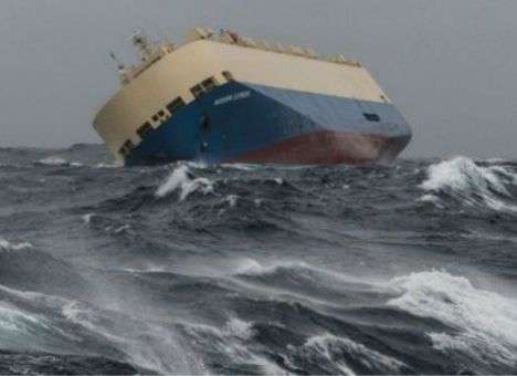Опубликованы снимки огромного неуправляемого судна, которое несется к берегу (ФОТО)