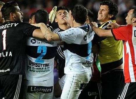 Двенадцать футболистов дисквалифицированы за драку в товарищеском матче