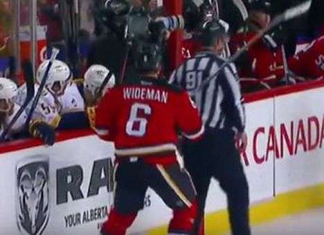 Защитник «Калгари» заплатит полмиллиона за удар судьи