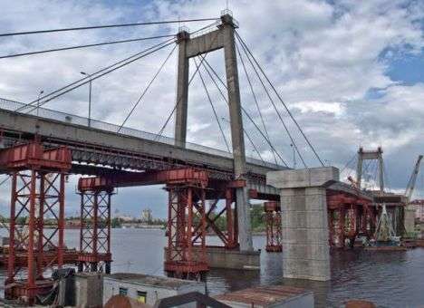 В Киеве на Рыбальском мосту пострадала девушка