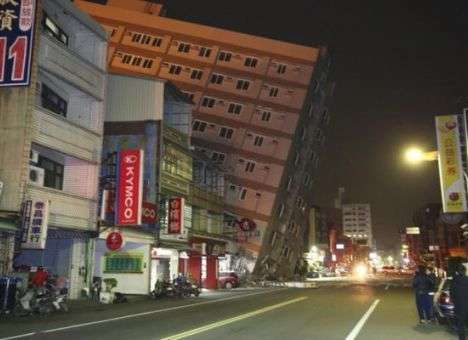 В разрушенном стихией Тайнане огромные дома нависают над улицами (ФОТО)