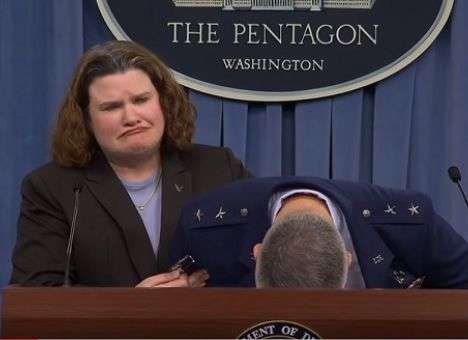 Смех и немного воды: Как в США приводили в чувства генерала, упавшего в обморок (ВИДЕО)