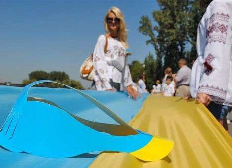 Украинский флаг пытаются перевернуть