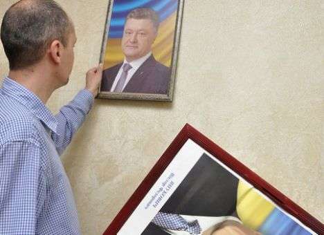 Портреты Порошенко и Яценюка запретили вешать в украинских школах