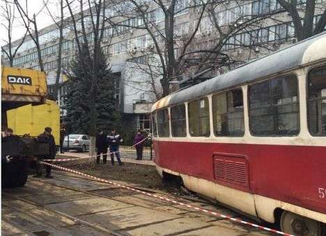 Опубликованы кадры с места «полета» киевского трамвая (ФОТО)