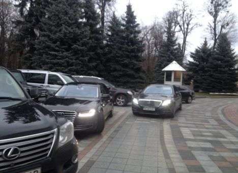Слушатели Яценюка приехали в Раду на элитных авто (ФОТО)