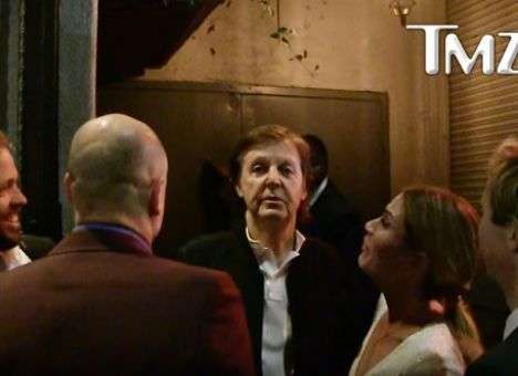 Нет, сэр: Опубликованы кадры, как Пола Маккартни не пускают в клуб (ВИДЕО)