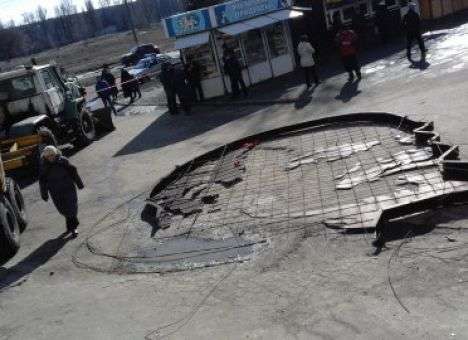 На Харьковщине с многоэтажки сбросили гигантскую голову Ленина (ФОТО)