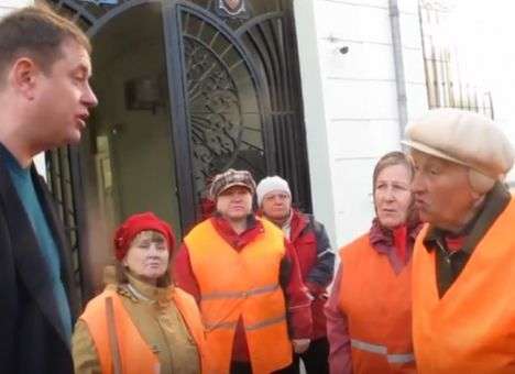 Крымские дворники вышли на митинг из-за невыплаты зарплат (ВИДЕО)