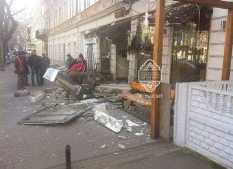 В центре Одессы рухнул балкон (ФОТО)