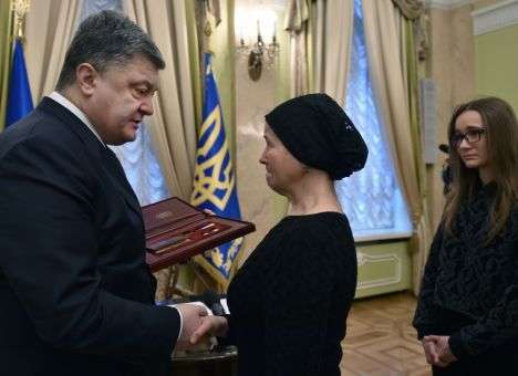 Порошенко «отдал долг» Герою Небесной Сотни