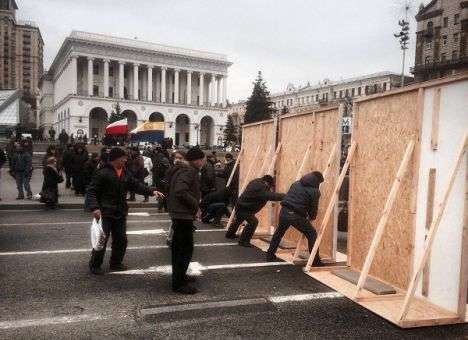 Чиновникам и волонтерам не удалось уговорить активистов покинуть отель в Киеве