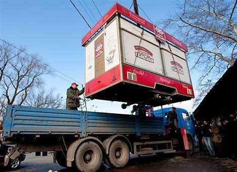 Снесенные в Киеве киоски «отправляются» на войну