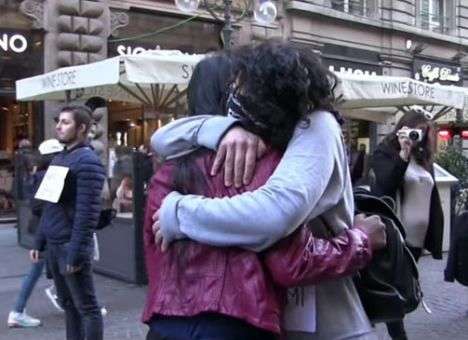 В центре Милана устроили массовые объятия (ВИДЕО)