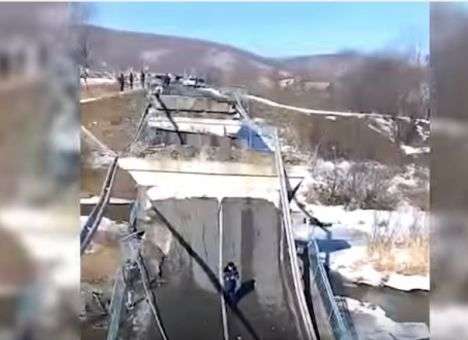 Опубликованы кадры рухнувшего в РФ автомоста (ВИДЕО)