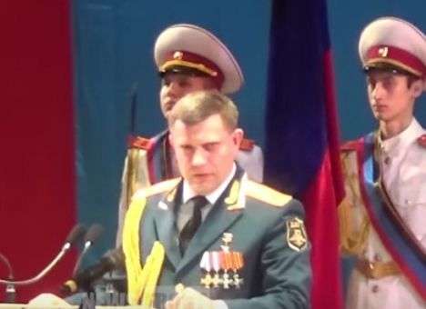 Пьяный главарь боевиков Захарченко устроил чествование в Донецке (ВИДЕО)