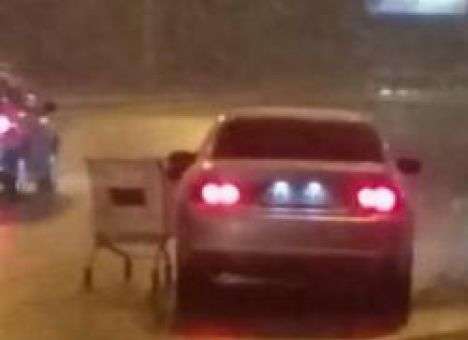 Комичная кража: В Киеве водитель Honda уволок тележку из супермаркета (ВИДЕО)