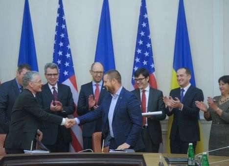 Поздравляю всех со $100 миллионами инвестиций, - Яценюк