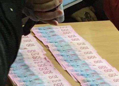 В Киеве преподавателя поймали на крупной взятке (ФОТО)