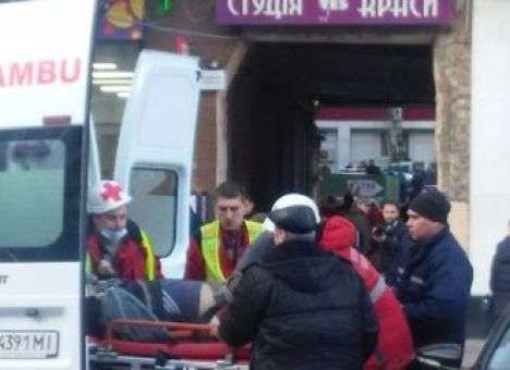 Под завалами здания в Киеве нашли первого пострадавшего (ВИДЕО) (ФОТО)