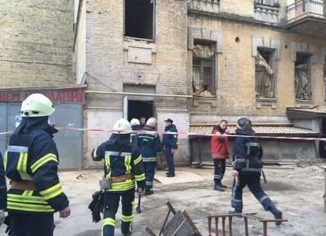 Из-под завалов здания в Киеве достали уже троих пострадавших, - ГСЧС
