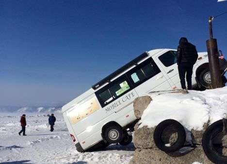 Ветер на берегу Байкала унес кафе на колесах (ФОТО)