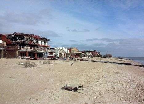 Мертвые дома и смертельно опасный пляж: Как сегодня выглядит курорт Широкино (ФОТО)