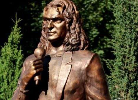 Не похож: в Луцке все же демонтировали памятник Скрябину