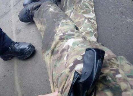В Харькове вооруженный мужчина поставил на колени подростков и угрожал их убить (ФОТО)