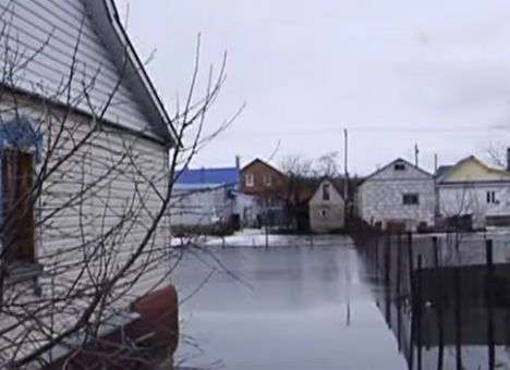 В РФ поселок ушел под воду (ВИДЕО)