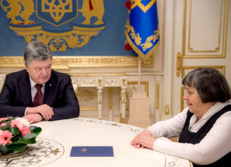 Порошенко пообещал маме Савченко невозможное