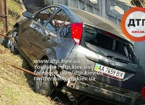 В Киеве несколько часов доставали из кювета «улетевший» Ford (ФОТО)