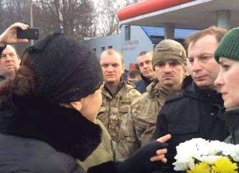 Пацаны, заберите: Вдова бойца АТО выгнала губернатора с траурной церемонии (ВИДЕО)