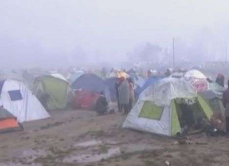 Беженцы в ЕС жалуются на ужасное отношение и условия жизни (ВИДЕО)