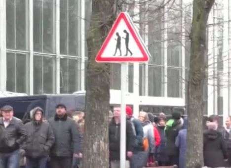 В РФ установили дорожный знак «Осторожно, зомби!» (ВИДЕО)