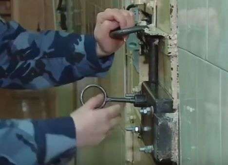 В РФ убийца 7 лет пытается попасть в тюрьму вместо человека, который сидит за него (ВИДЕО)