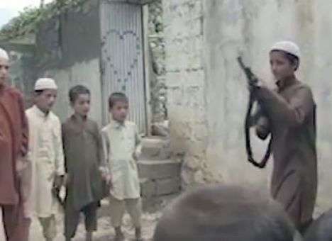 В ИГИЛ обучают детей зверствам по нацистским методикам (ВИДЕО)