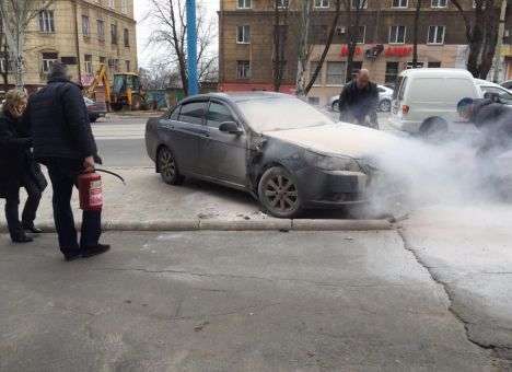 Опубликованы снимки, как депутат спас на улице авто судьи (ФОТО)