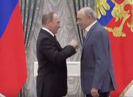 Я сижу и наслаждаюсь: Легендарный Гафт получил из рук Путина орден (ВИДЕО)