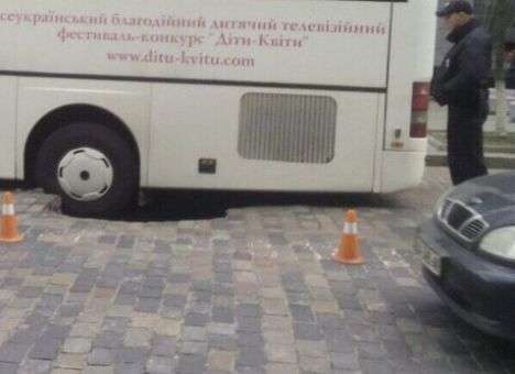 В центре Киева автобус с детьми провалился в яму посреди проезжей части (ФОТО)