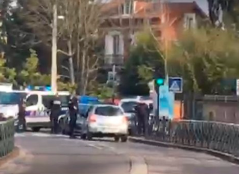 В Париже террористы захватили лицей и взорвали бомбу (ВИДЕО) (ФОТО)